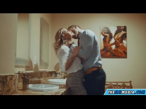 ❤️ Kiam belplena blondulo delogas vin en publika necesejo Malĉasuloj ĉe porno eo.chengchengsm4.top ❤
